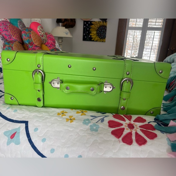 VIBRANT GREEN SUITCASE - Picture 2 of 11